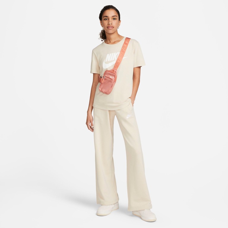 Camiseta Nike Sportswear Essentials Feminina - Foto 4