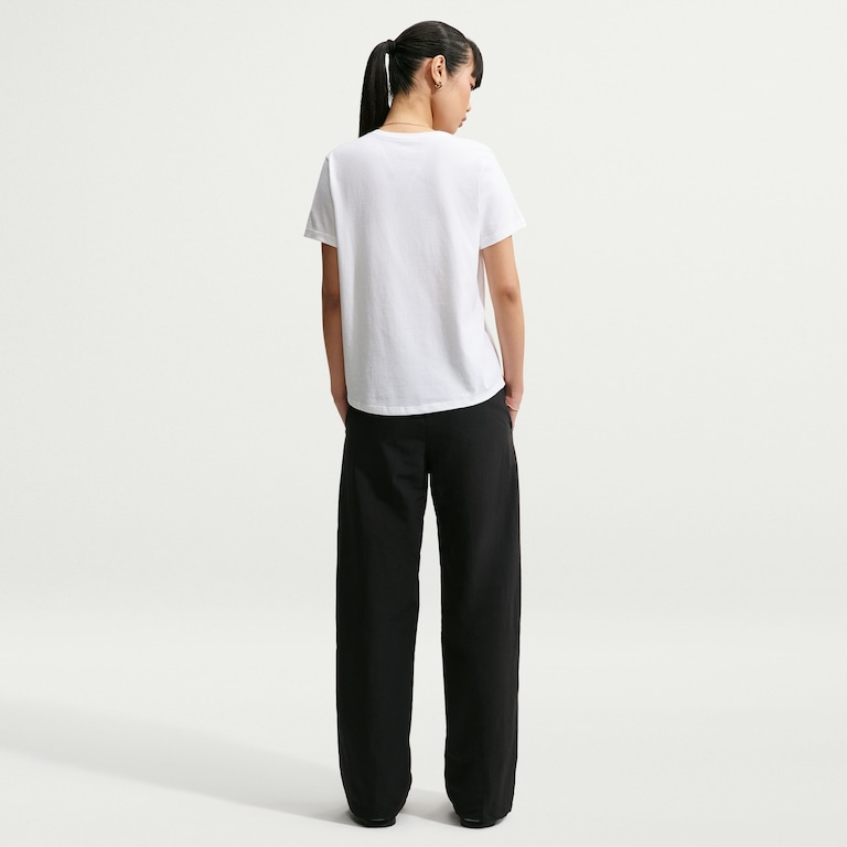 Camiseta Nike Sportswear Essentials Feminina - Foto 4