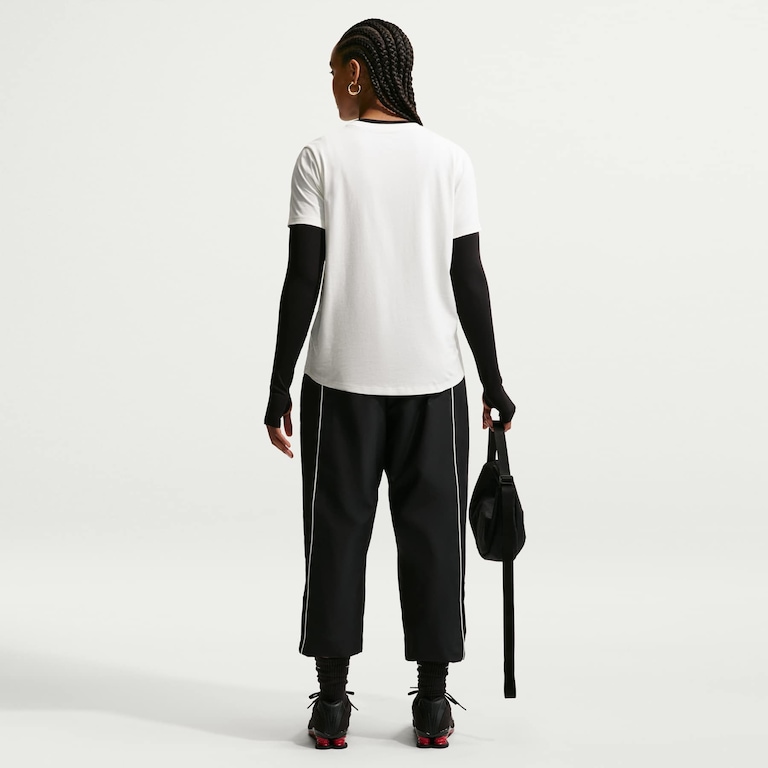 Camiseta Nike Sportswear Essentials Feminina - Foto 5