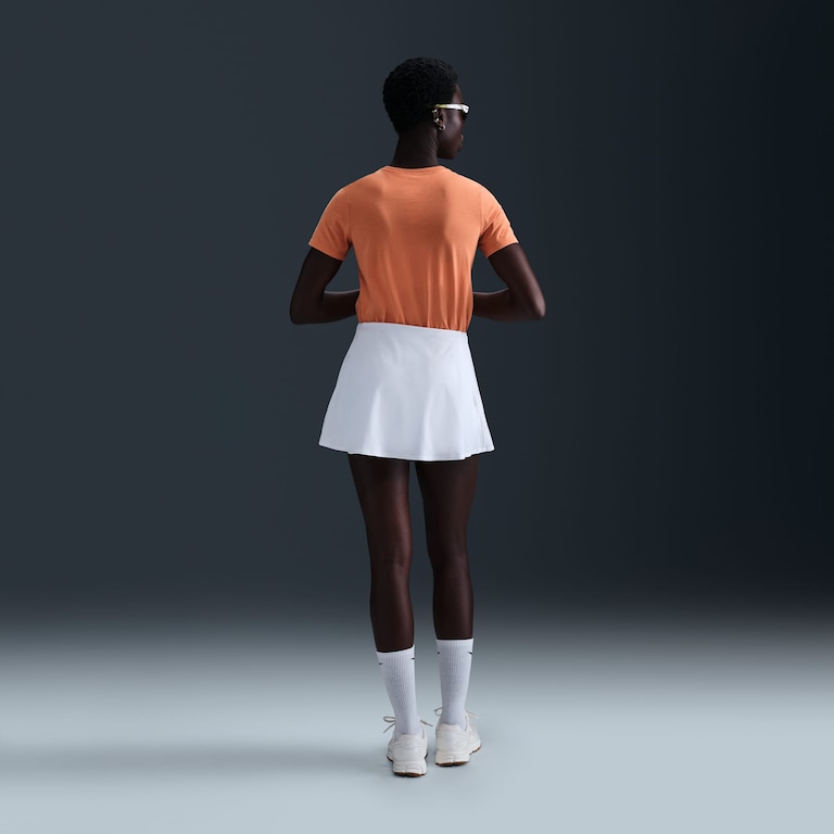 Camiseta Nike Sportswear Essentials Feminina - Foto 5