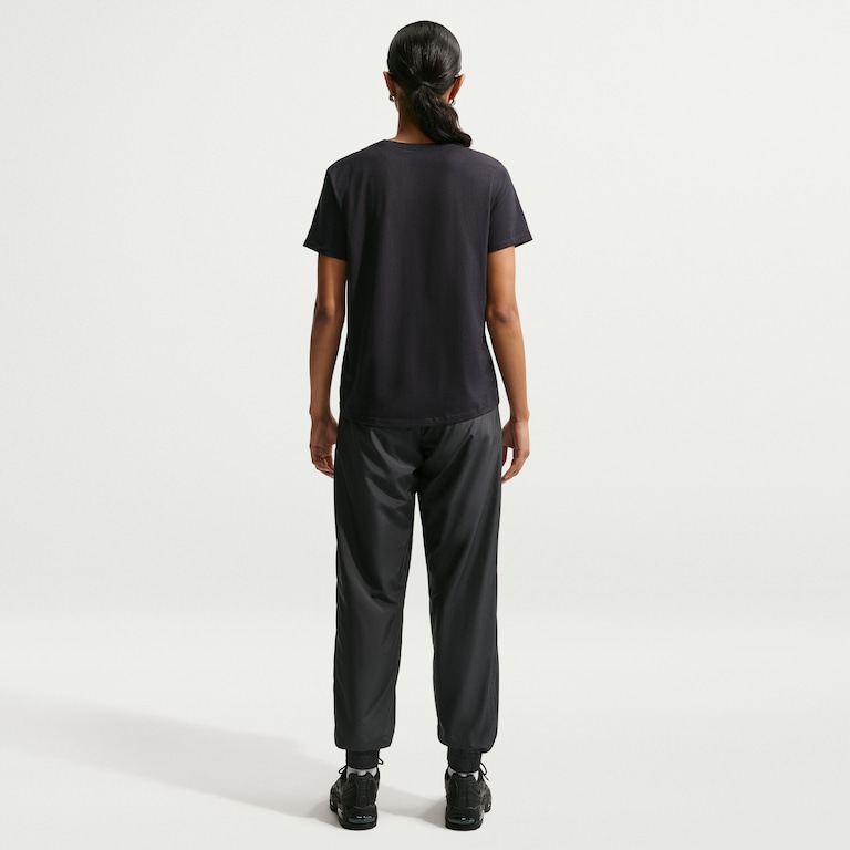 Camiseta Nike Sportswear Essentials Feminina - Foto 5