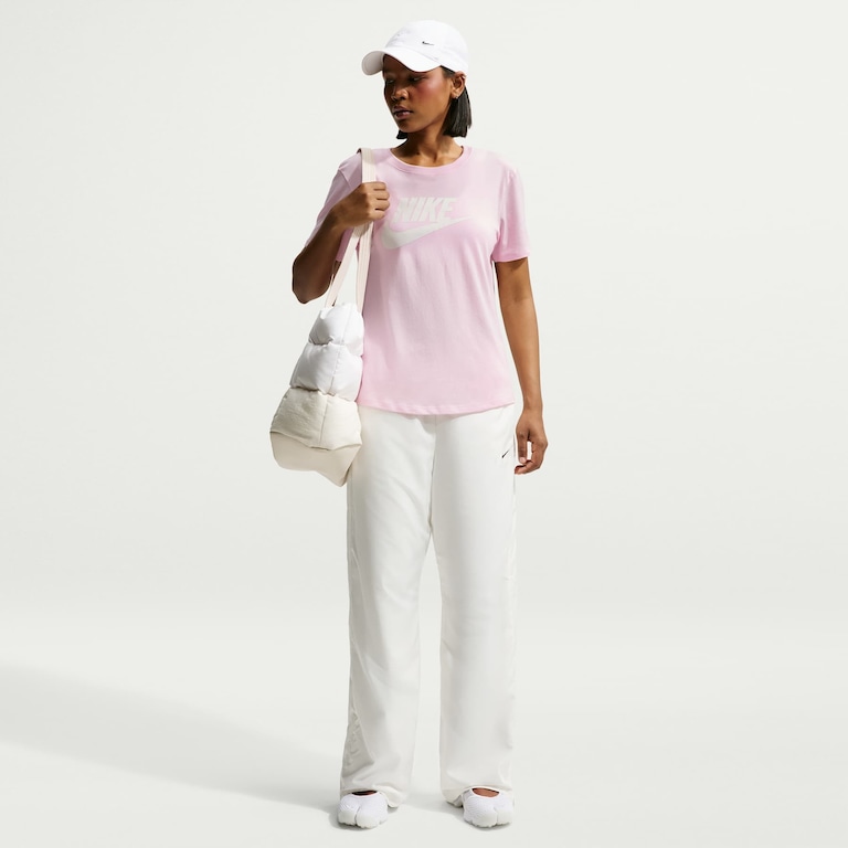 Camiseta Nike Sportswear Essentials Feminina - Foto 4