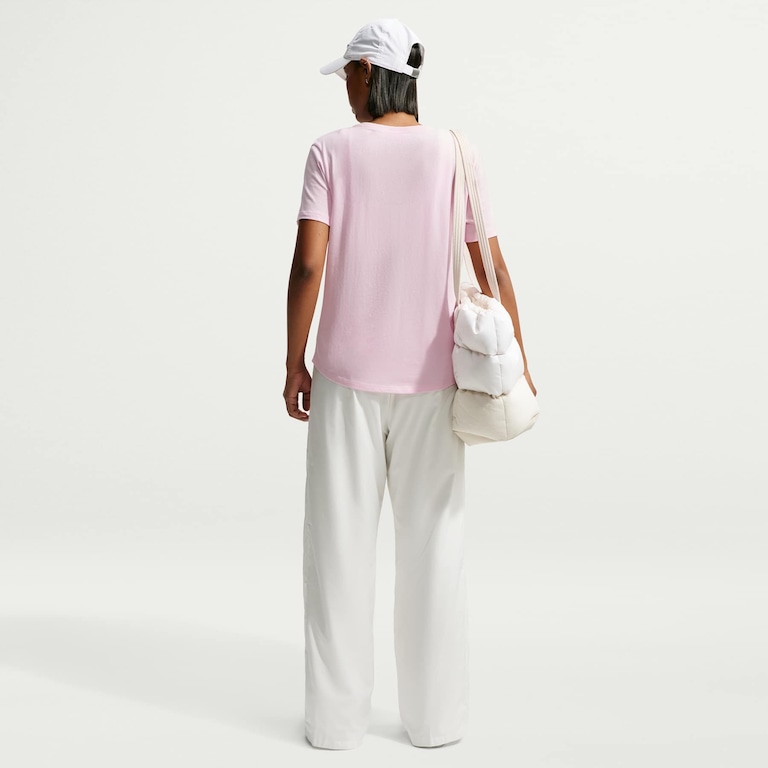Camiseta Nike Sportswear Essentials Feminina - Foto 5