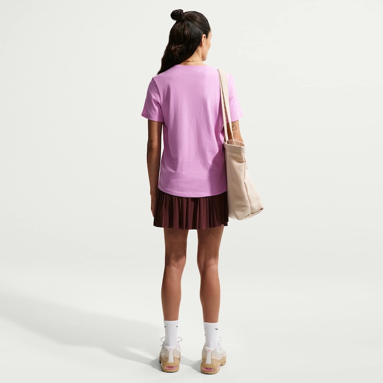 Camiseta Nike Sportswear Essentials Feminina - Foto 5