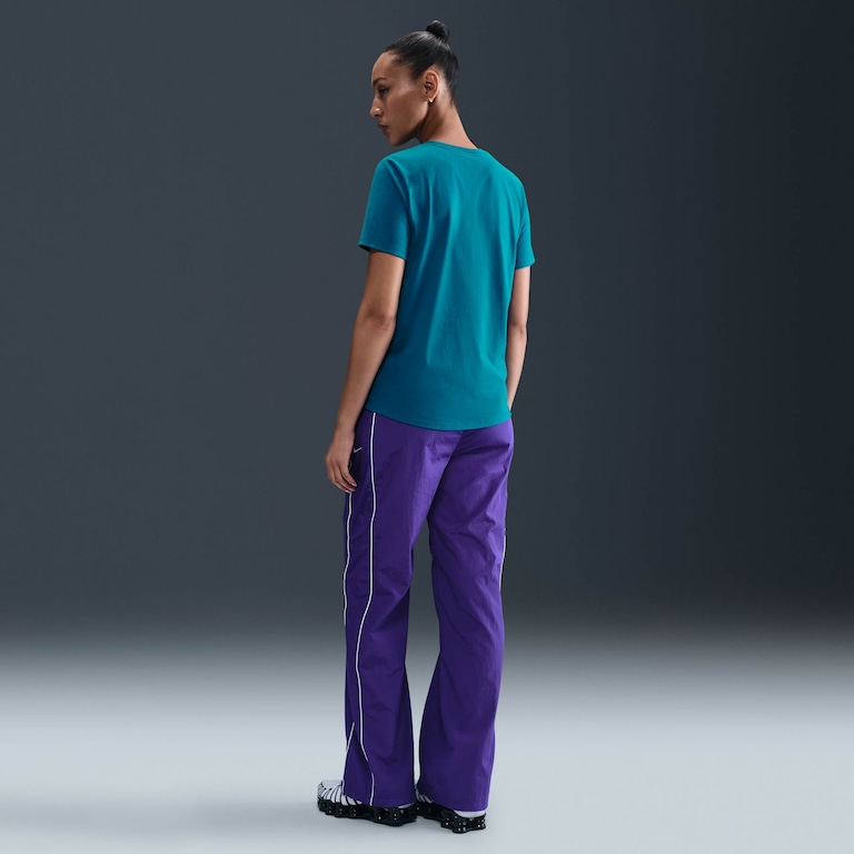 Camiseta Nike Sportswear Essentials Feminina - Foto 5