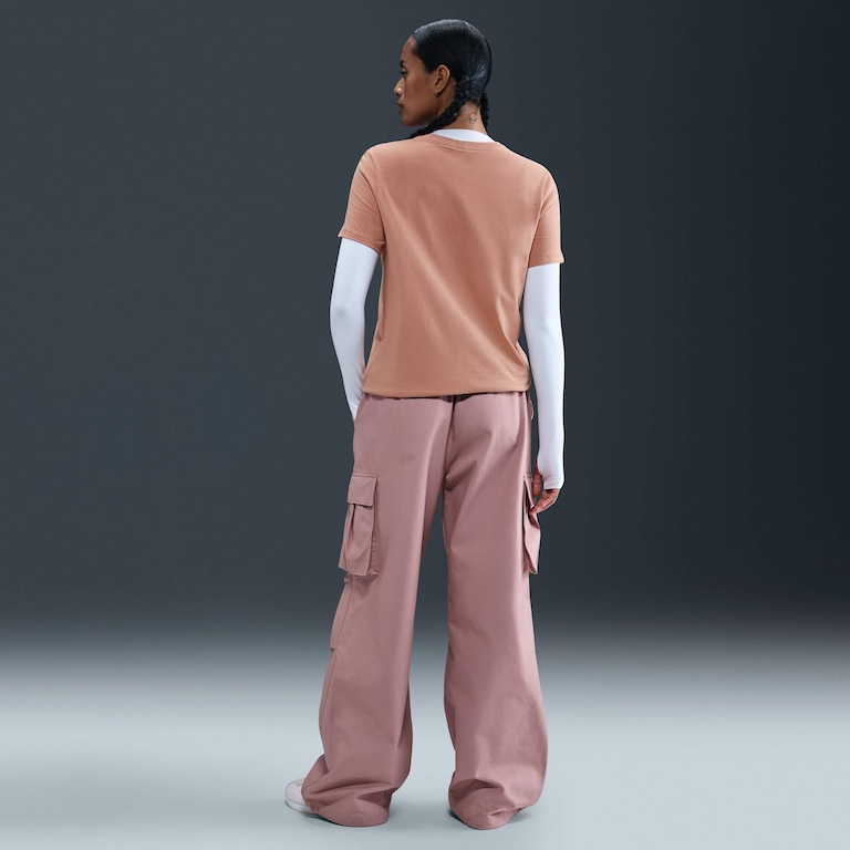 Camiseta Nike Sportswear Essentials Feminina - Foto 5