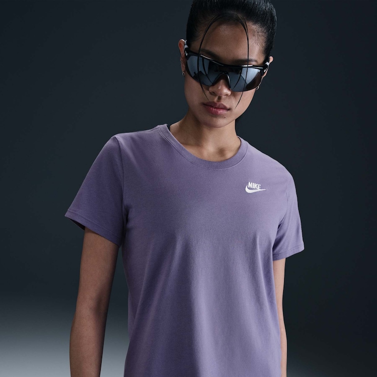 Camiseta Nike Sportswear Club Essentials Feminina - Foto 1