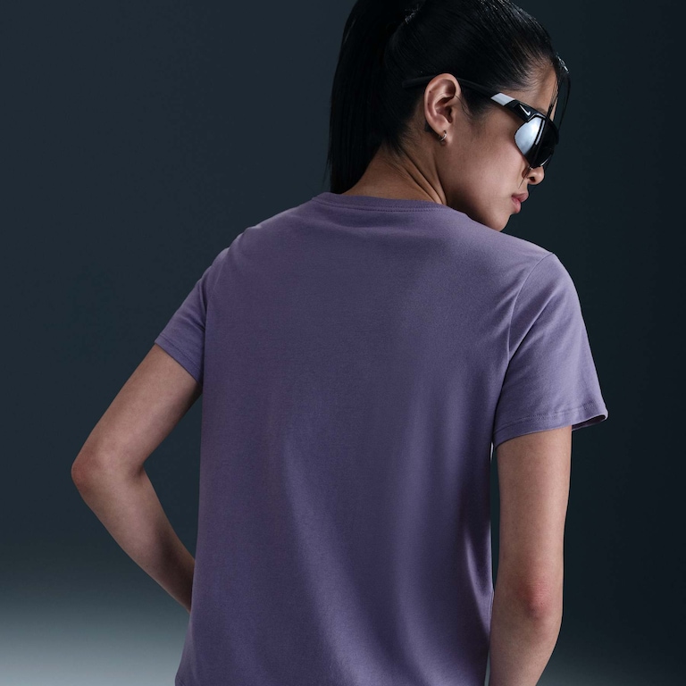 Camiseta Nike Sportswear Club Essentials Feminina - Foto 2