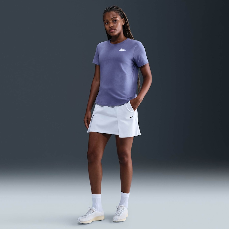 Camiseta Nike Sportswear Club Essentials Feminina - Foto 4