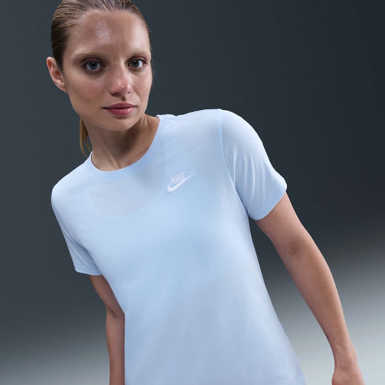 Camiseta Nike Sportswear Club Essentials Feminina - Foto 1