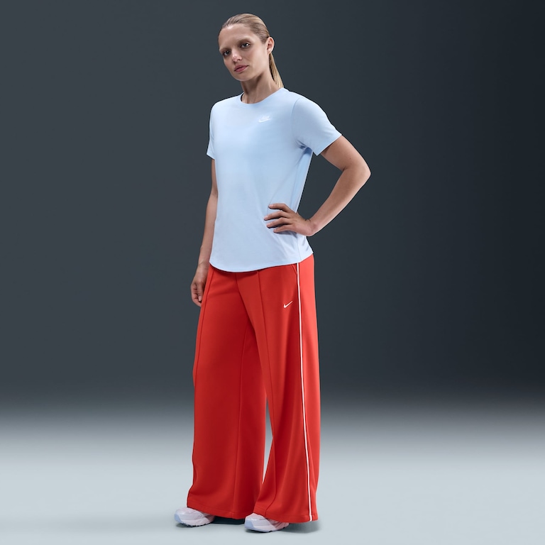 Camiseta Nike Sportswear Club Essentials Feminina - Foto 4