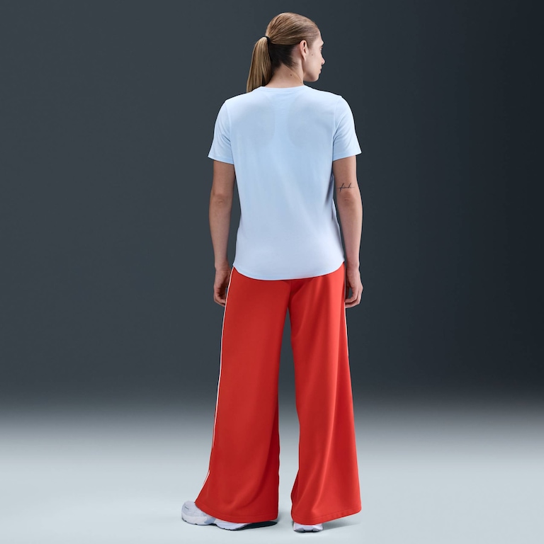 Camiseta Nike Sportswear Club Essentials Feminina - Foto 5