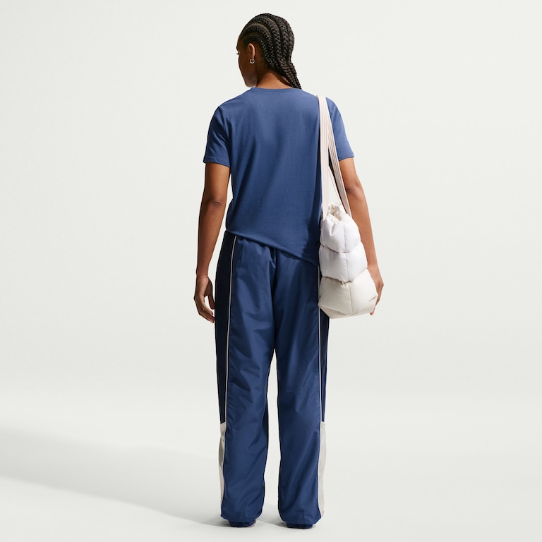 Camiseta Nike Sportswear Club Essentials Feminina - Foto 4