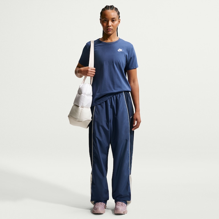 Camiseta Nike Sportswear Club Essentials Feminina - Foto 1