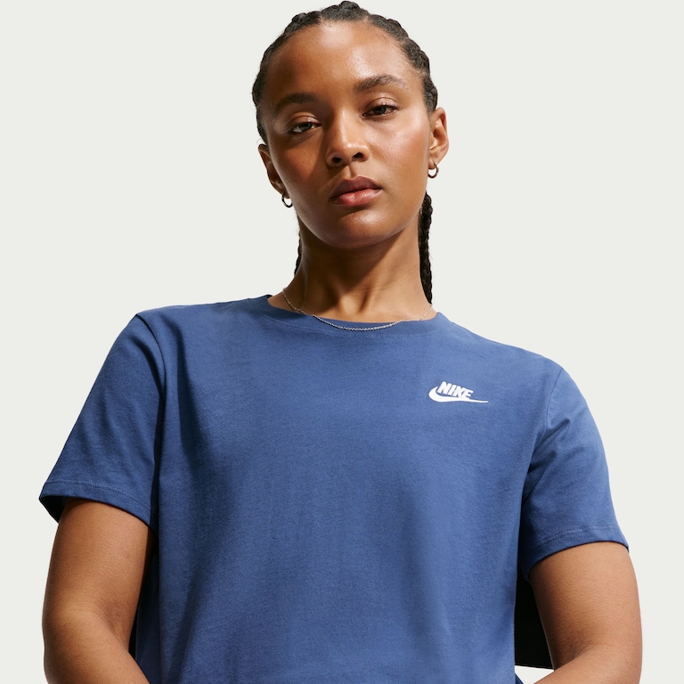 Camiseta Nike Sportswear Club Essentials Feminina - Foto 2