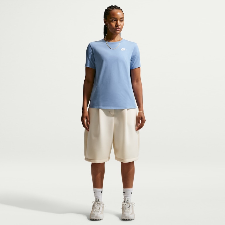 Camiseta Nike Sportswear Club Essentials Feminina - Foto 4