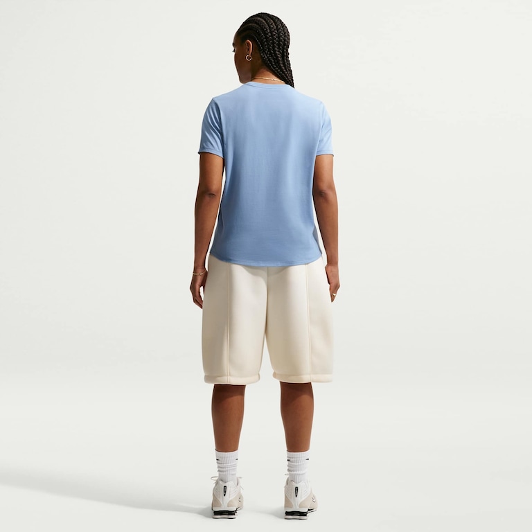 Camiseta Nike Sportswear Club Essentials Feminina - Foto 5
