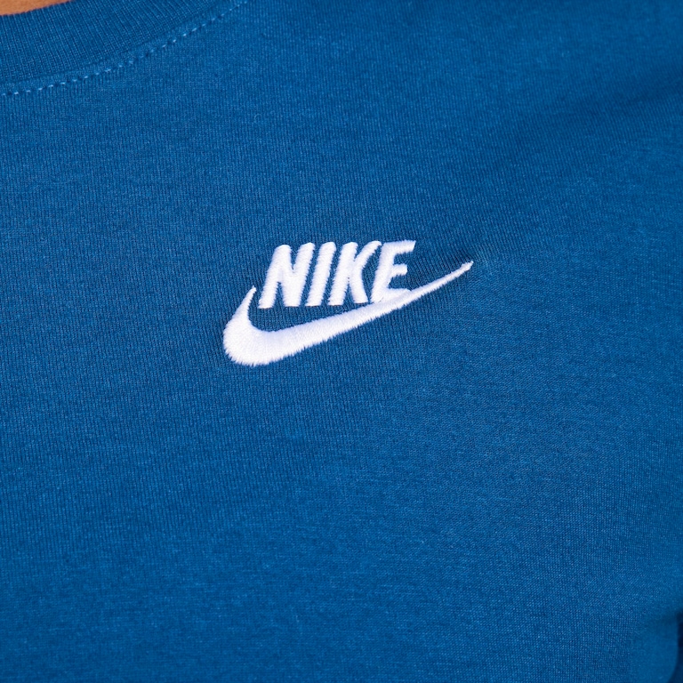 Camiseta Nike Sportswear Club Essentials Feminina - Foto 4