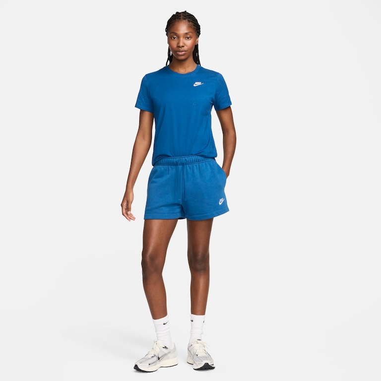 Camiseta Nike Sportswear Club Essentials Feminina - Foto 5