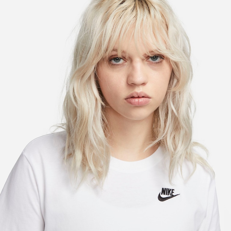 Camiseta Nike Sportswear Club Essentials Feminina - Foto 3