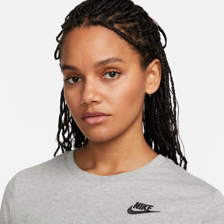 Camiseta Nike Sportswear Club Essentials Feminina - Foto 3