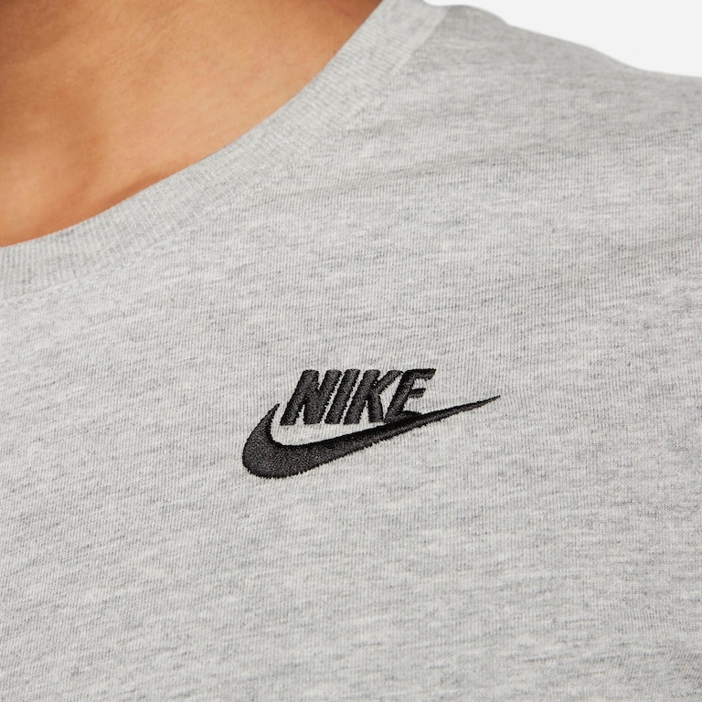 Camiseta Nike Sportswear Club Essentials Feminina - Foto 4