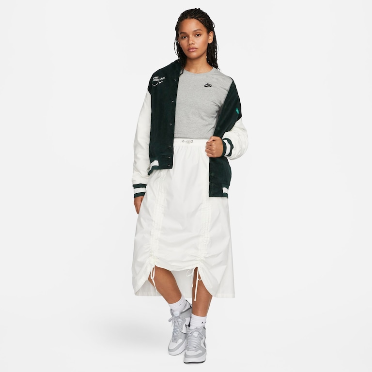 Camiseta Nike Sportswear Club Essentials Feminina - Foto 5