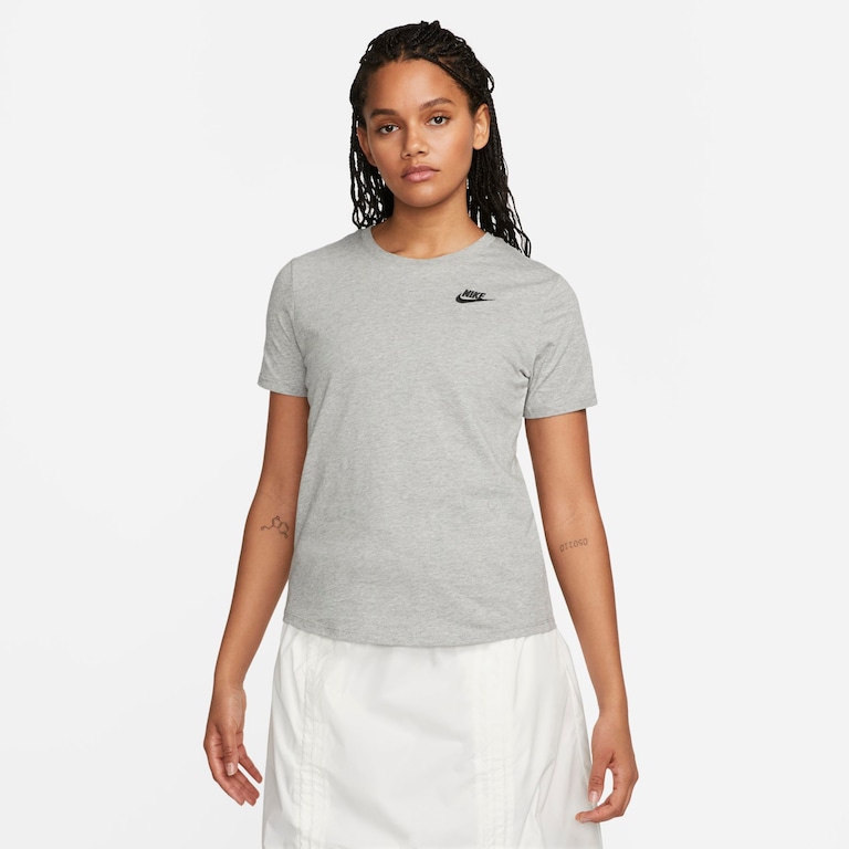 Camiseta Nike Sportswear Club Essentials Feminina - Foto 1