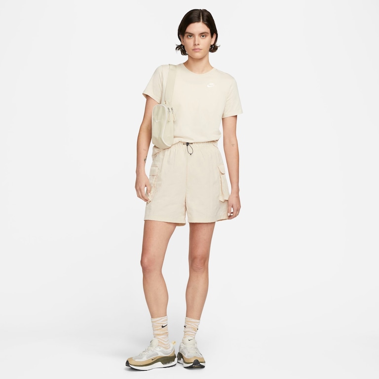 Camiseta Nike Sportswear Club Essentials Feminina - Foto 4