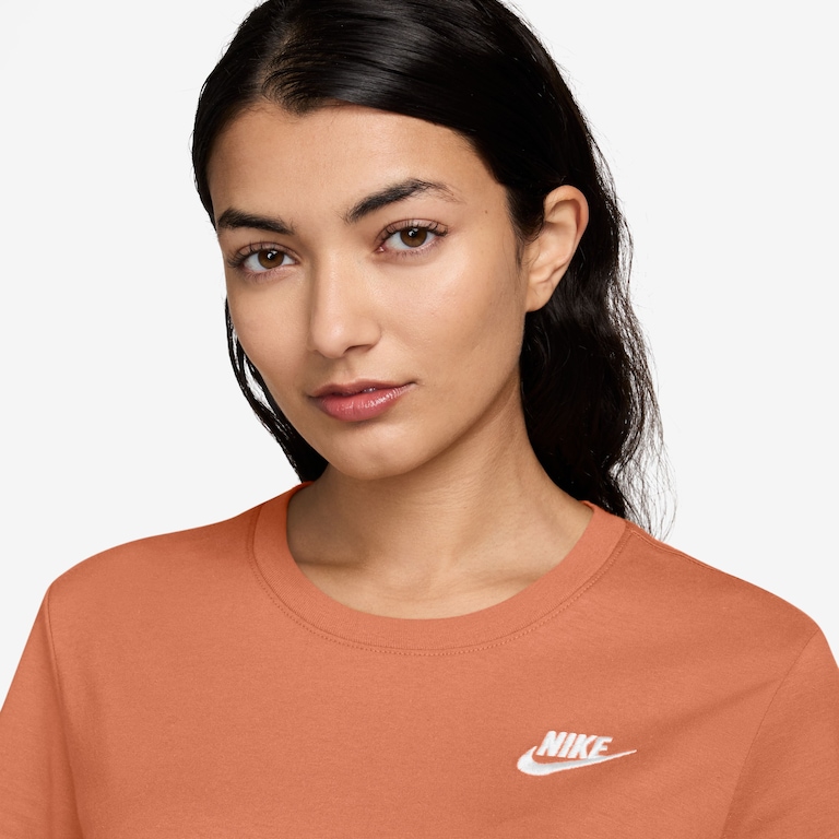 Camiseta Nike Sportswear Club Essentials Feminina - Foto 2