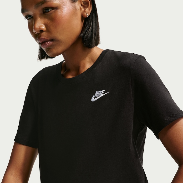 Camiseta Nike Sportswear Club Essentials Feminina - Foto 3