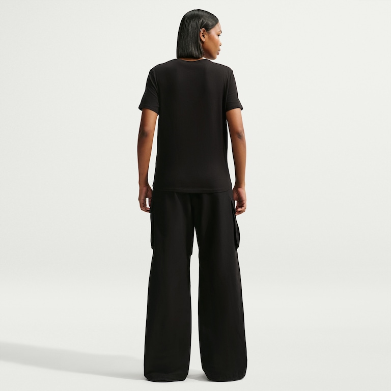 Camiseta Nike Sportswear Club Essentials Feminina - Foto 5