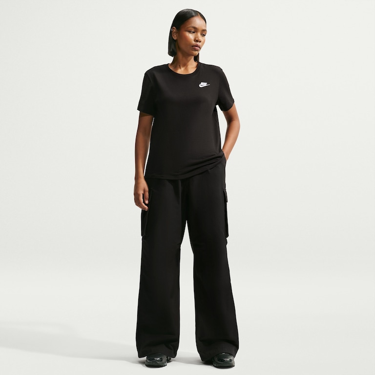 Camiseta Nike Sportswear Club Essentials Feminina - Foto 4