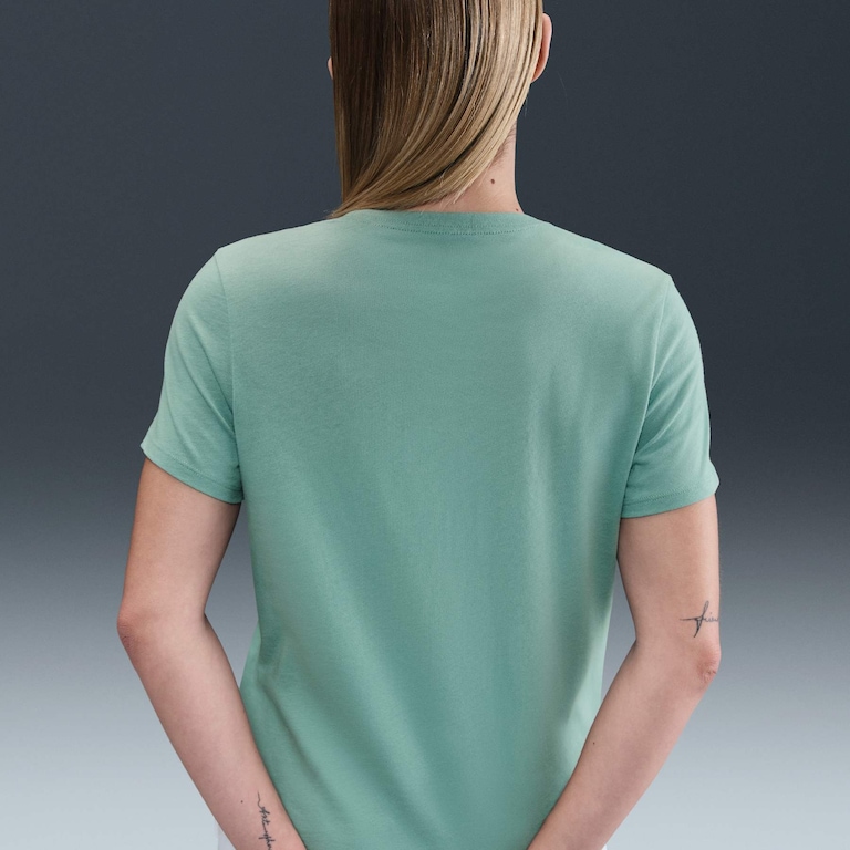 Camiseta Nike Sportswear Club Essentials Feminina - Foto 2