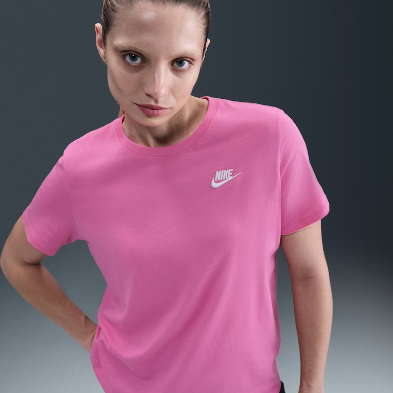 Camiseta Nike Sportswear Club Essentials Feminina - Foto 1