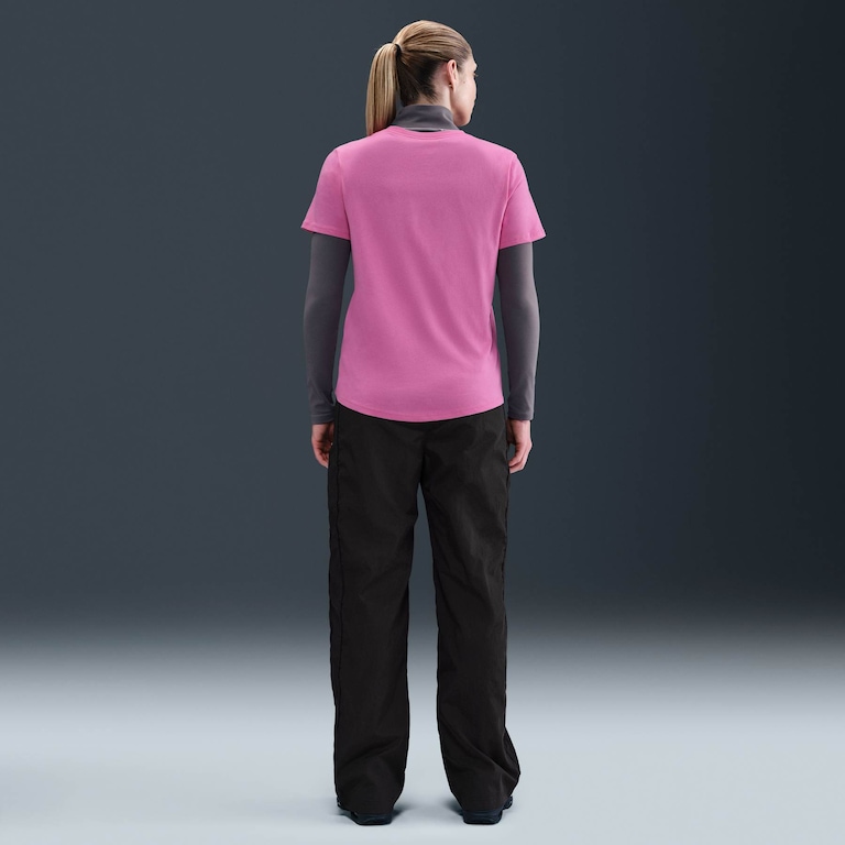 Camiseta Nike Sportswear Club Essentials Feminina - Foto 5