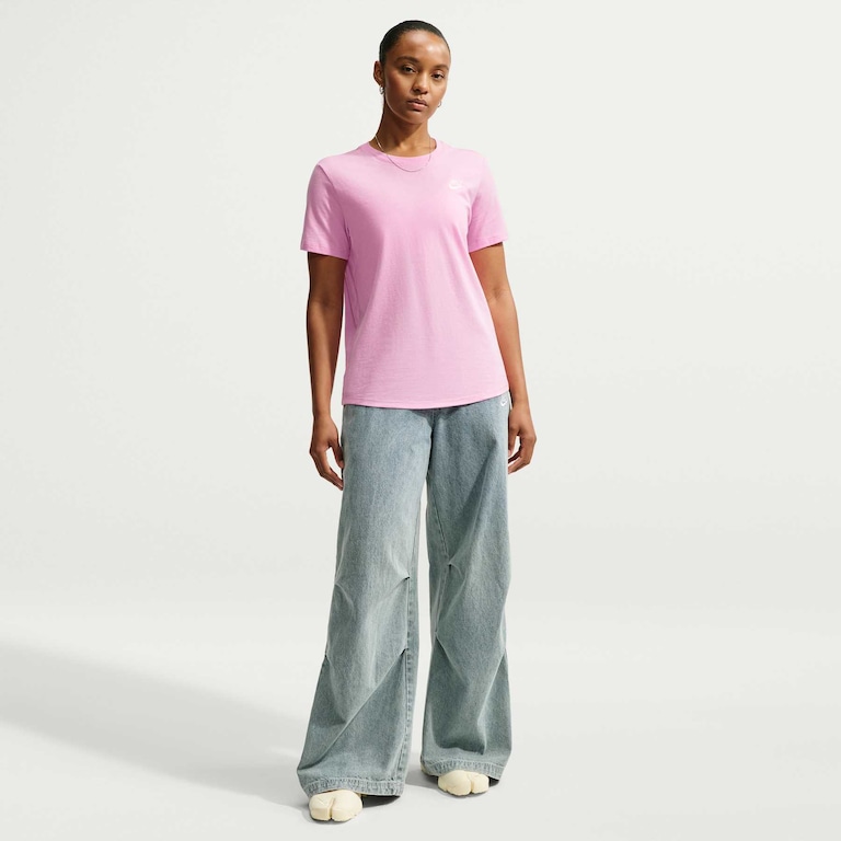 Camiseta Nike Sportswear Club Essentials Feminina - Foto 4