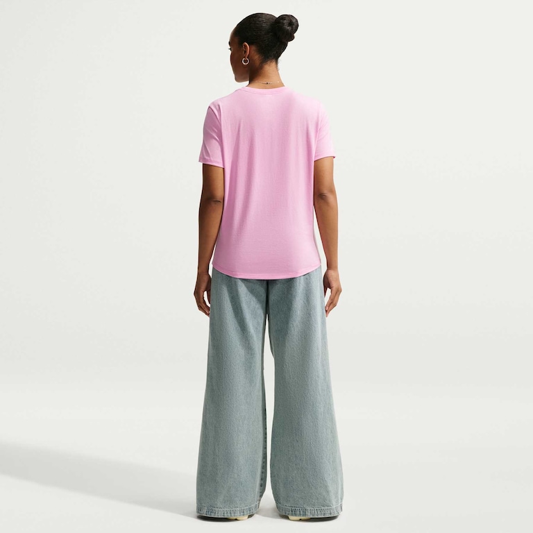 Camiseta Nike Sportswear Club Essentials Feminina - Foto 5