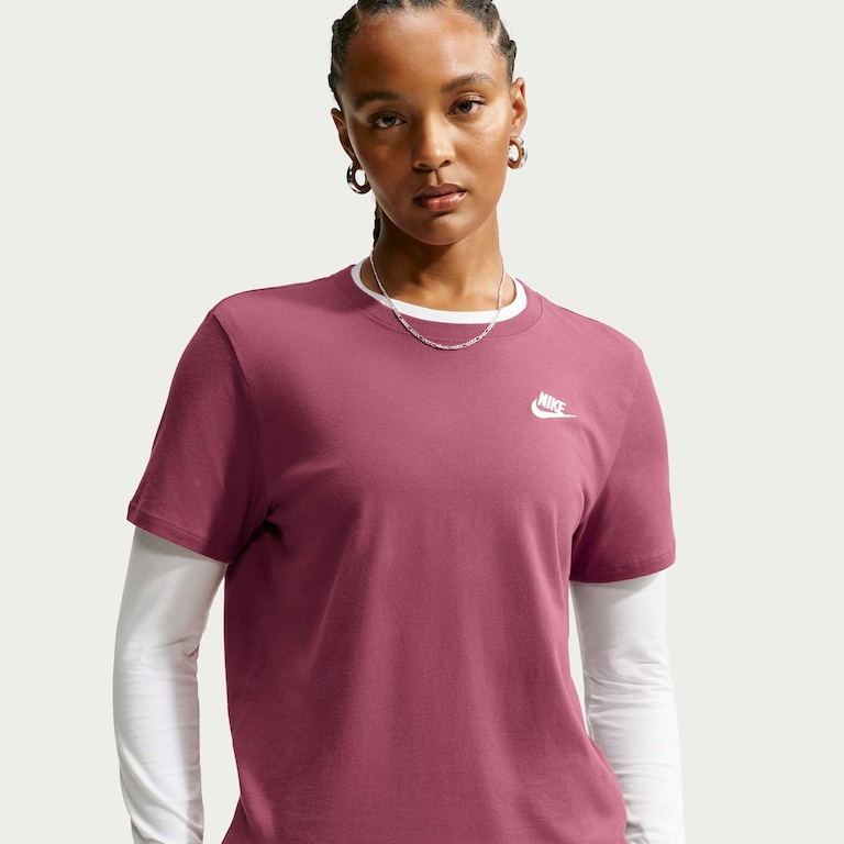 Camiseta Nike Sportswear Club Essentials Feminina - Foto 1