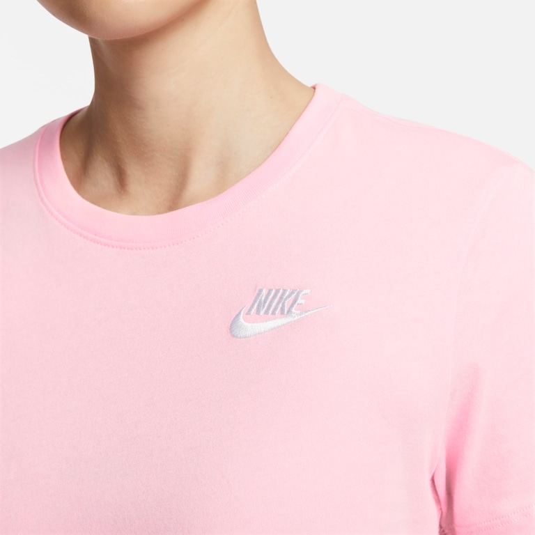 Camiseta Nike Sportswear Club Essentials Feminina - Foto 3