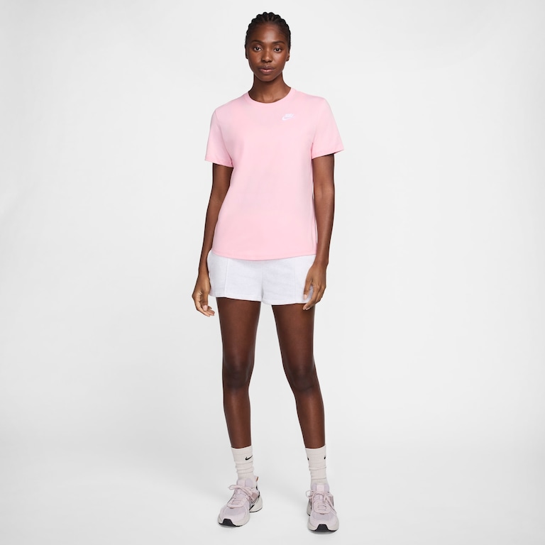 Camiseta Nike Sportswear Club Essentials Feminina - Foto 5