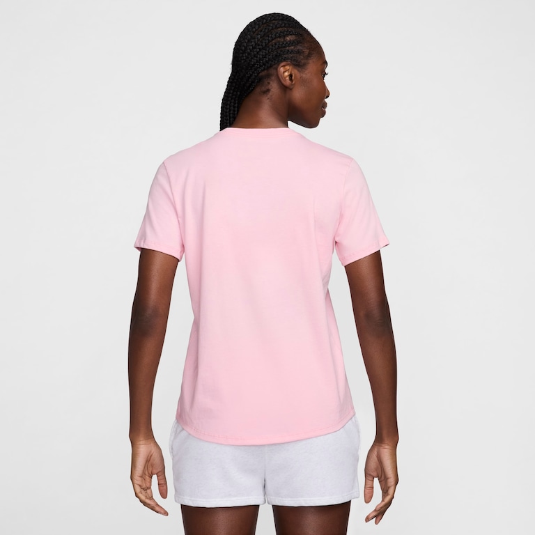 Camiseta Nike Sportswear Club Essentials Feminina - Foto 6