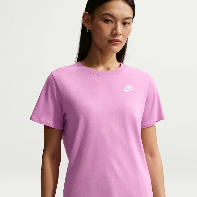 Camiseta Nike Sportswear Club Essentials Feminina - Foto 1