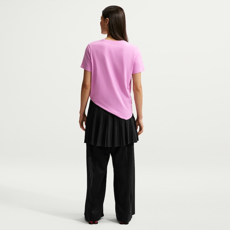 Camiseta Nike Sportswear Club Essentials Feminina - Foto 5