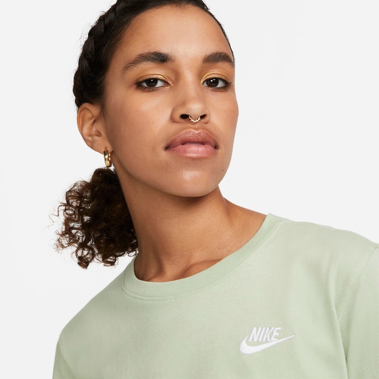 Camiseta Nike Sportswear Club Essentials Feminina - Foto 3