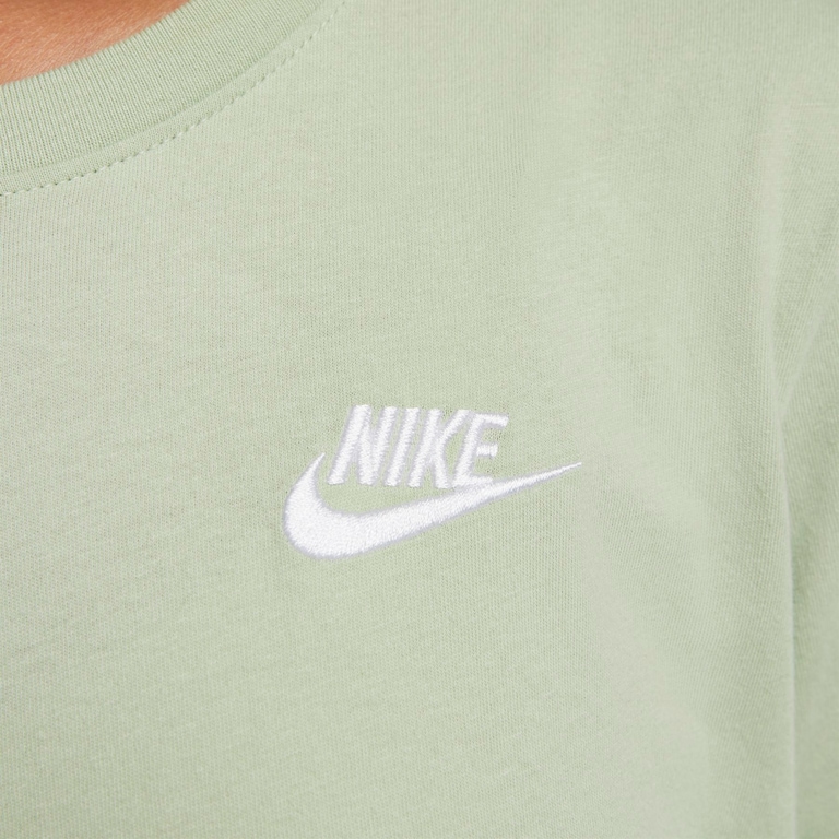 Camiseta Nike Sportswear Club Essentials Feminina - Foto 4