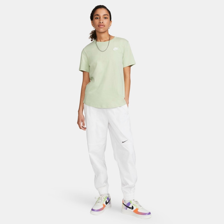 Camiseta Nike Sportswear Club Essentials Feminina - Foto 5