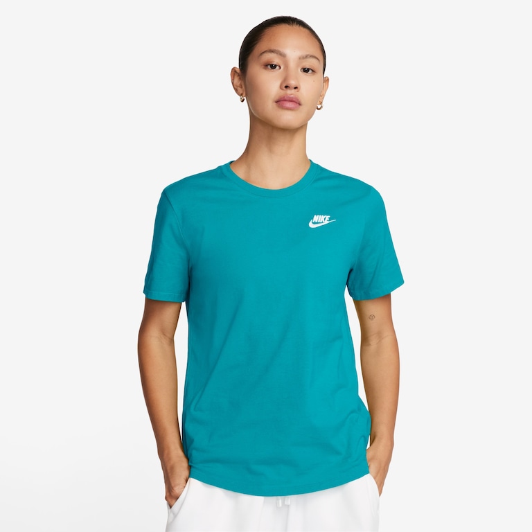 Camiseta Nike Sportswear Club Essentials Feminina - Foto 1