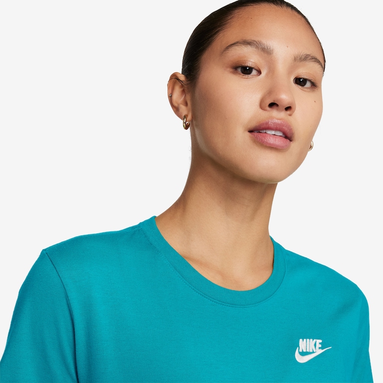 Camiseta Nike Sportswear Club Essentials Feminina - Foto 3