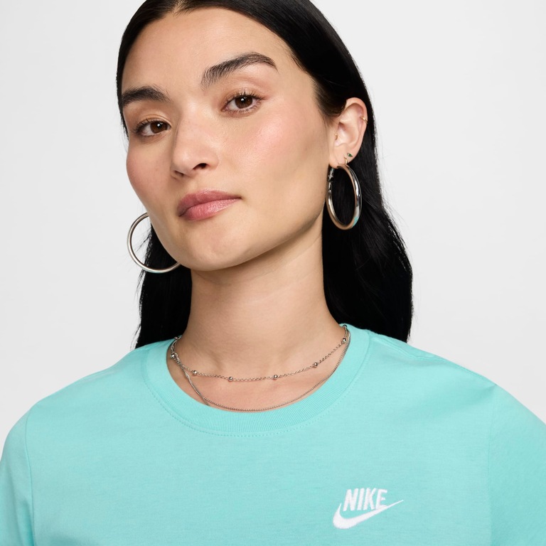 Camiseta Nike Sportswear Club Essentials Feminina - Foto 3